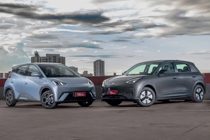 Dois automóveis elétricos em fotografia de referência